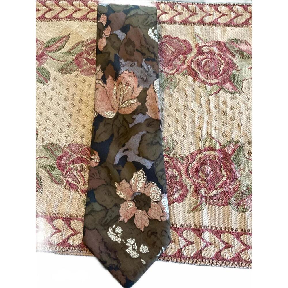 Ungaro Paris Silk Floral Pattern Tie Made in Italy